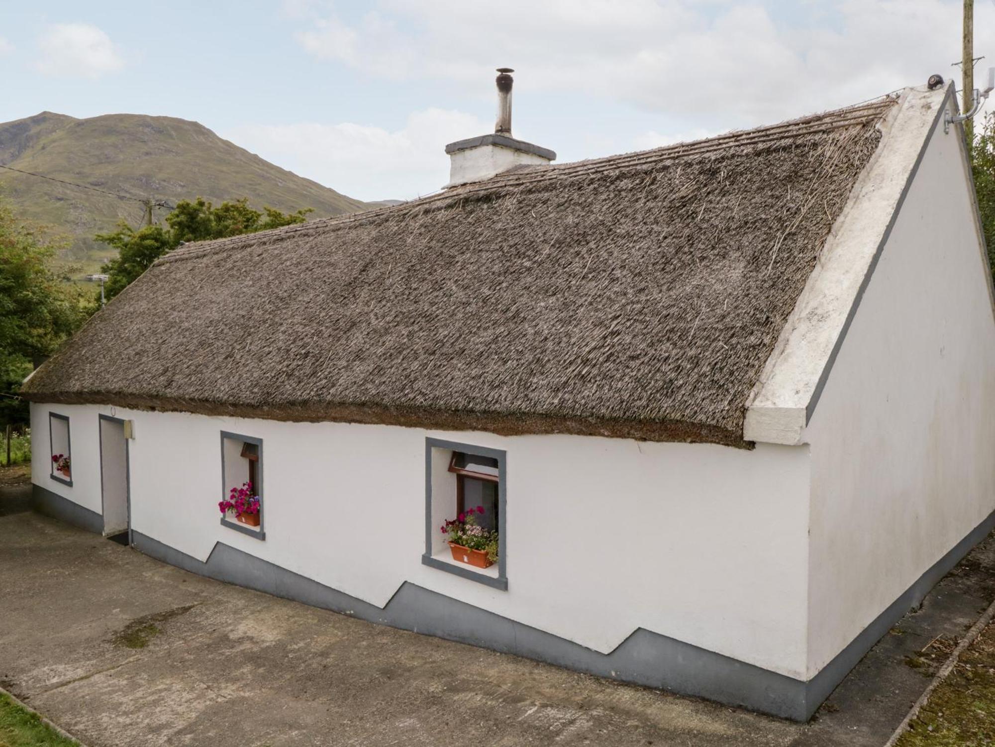 The Thatched Cottage Liscarney ภายนอก รูปภาพ